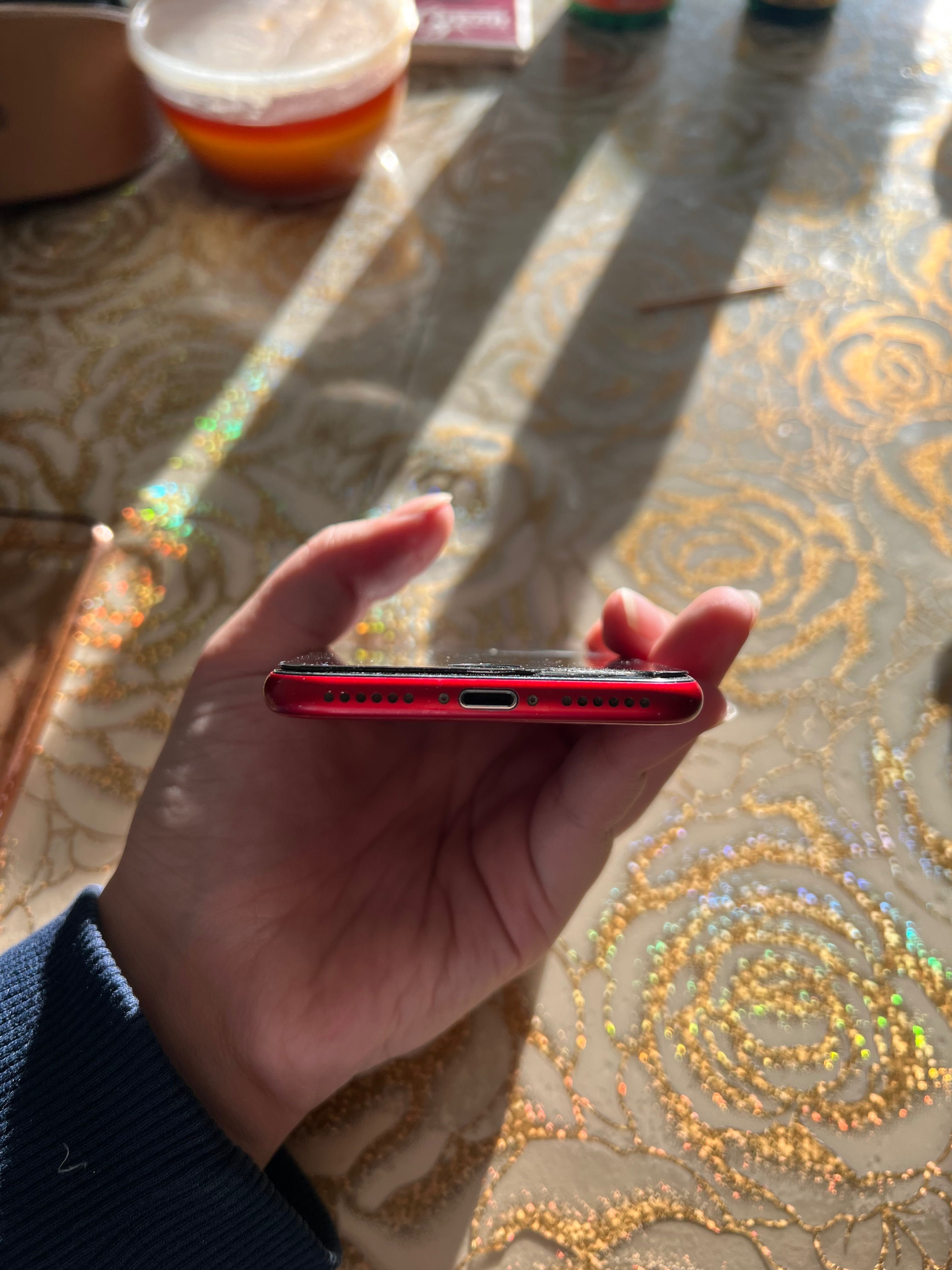 iPhone 8 Red, в отличном состоянии