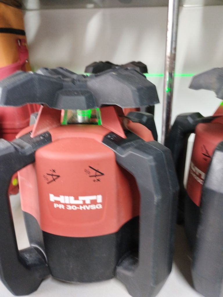Laser hilti cu fascicul verde de generație nouă în cutie cu trepied .