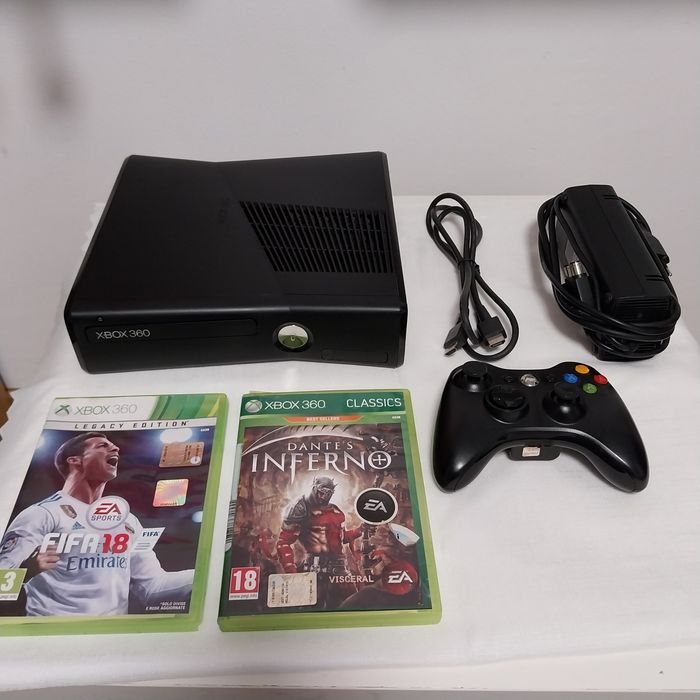 Consolă Xbox 360 + 2 CD jocuri diferite!