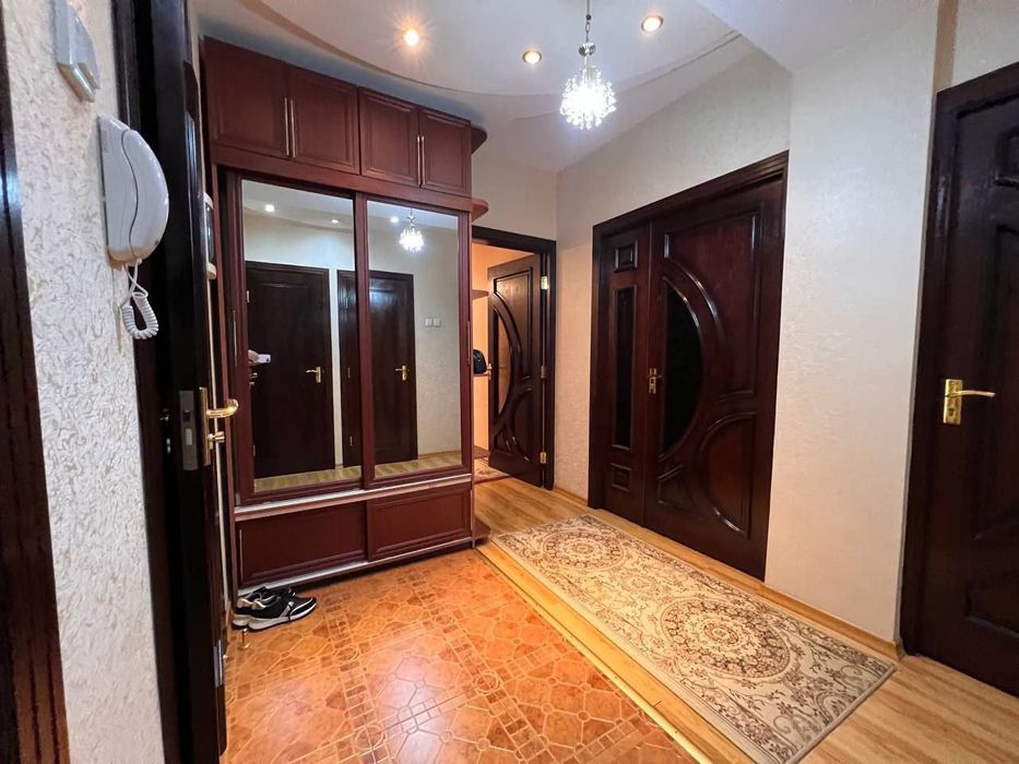 Квартира на метро Ойбек 4/3/4 общ пл 90м с обстановкой