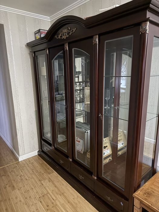 Сервант отличного качества продаю