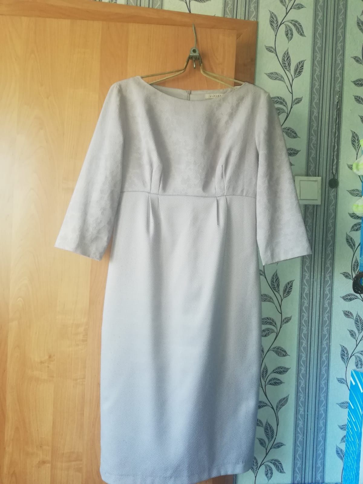Продам платья. Можно и в пир и в мир. Хорошего качества. 4 штуки.