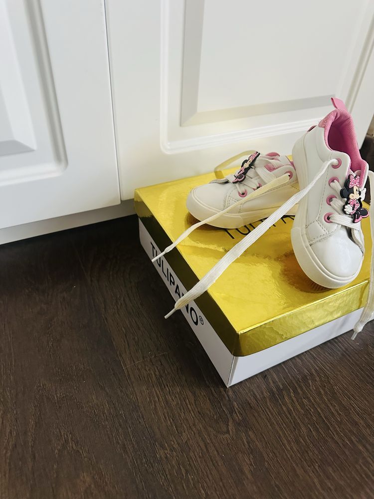 Adidasi pentru fetite  ,numarul 25 colectia Disney cu Minnie Mouse