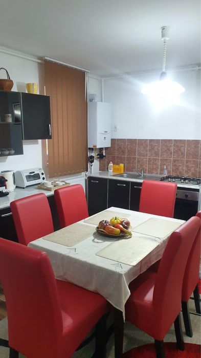 Inchiriez apartament cu trei camere