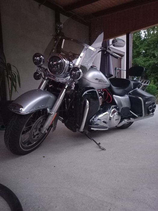 Vând Harley Davidson road king classic