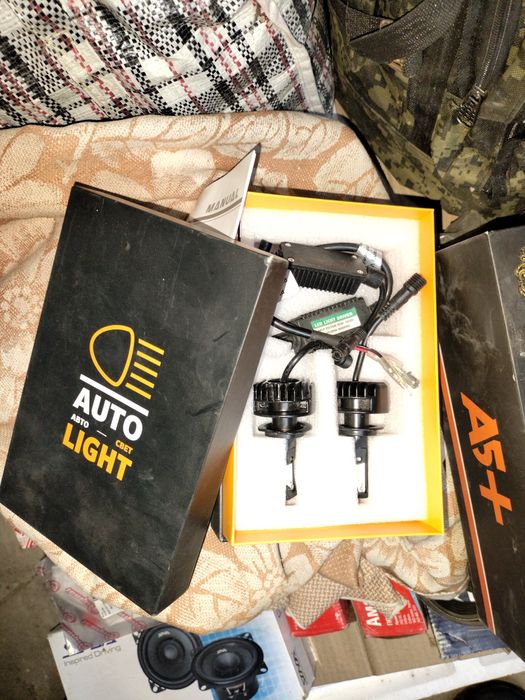 Продам лампочки би лёд и регистратор