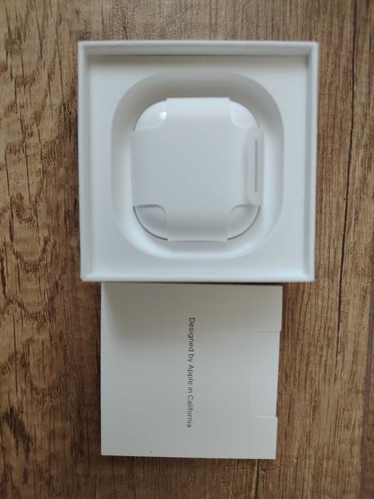 Apple AirPods 4 чисто нови слушалки