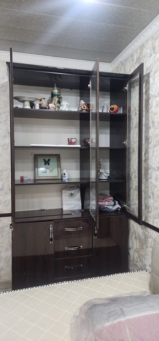 Продаётся свой шкаф-сервант.