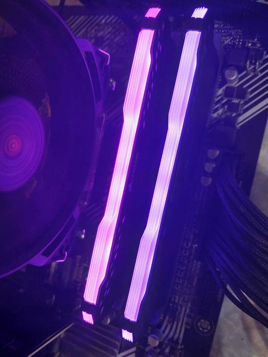16GB 3200Mhz CL16 - Corsair Vengance RGB PRO