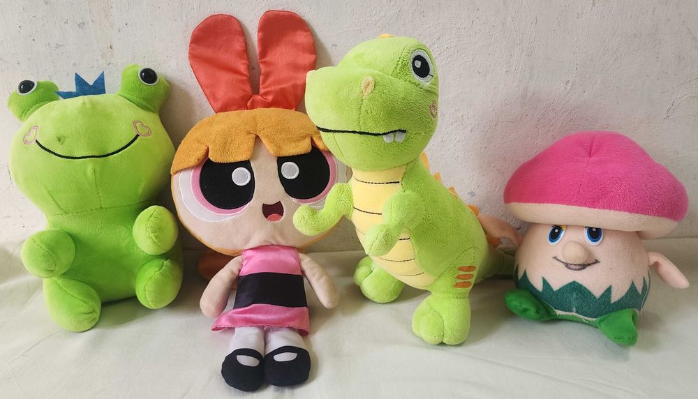 Игрушки - динозаврик, гриб, Суперкрошка и Царевна-лягушка,по 20000 сум