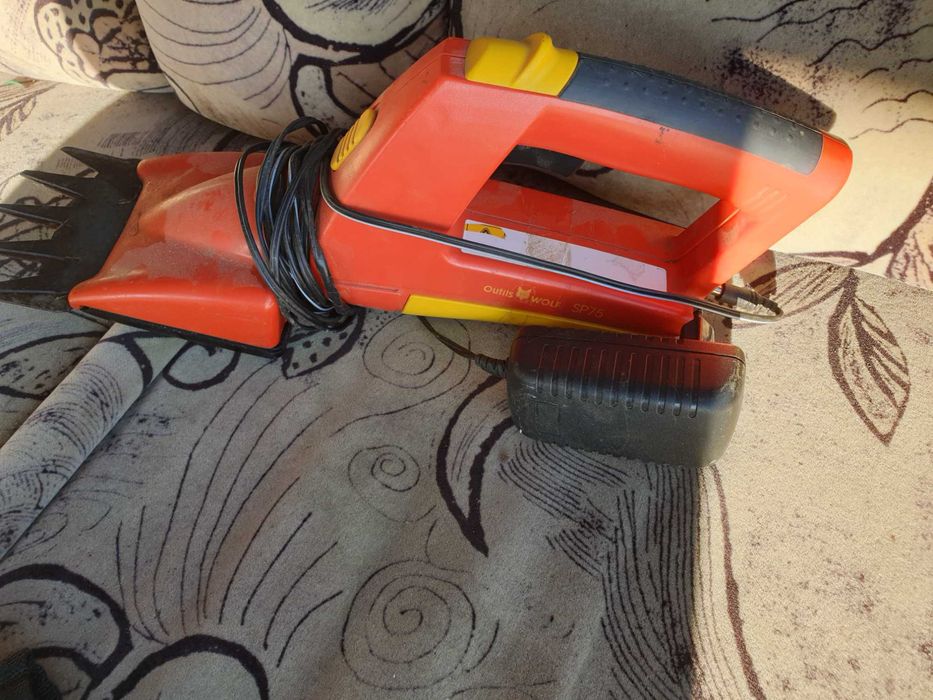 Trimer ,mașină tăiat iarba ,gard viu etc.