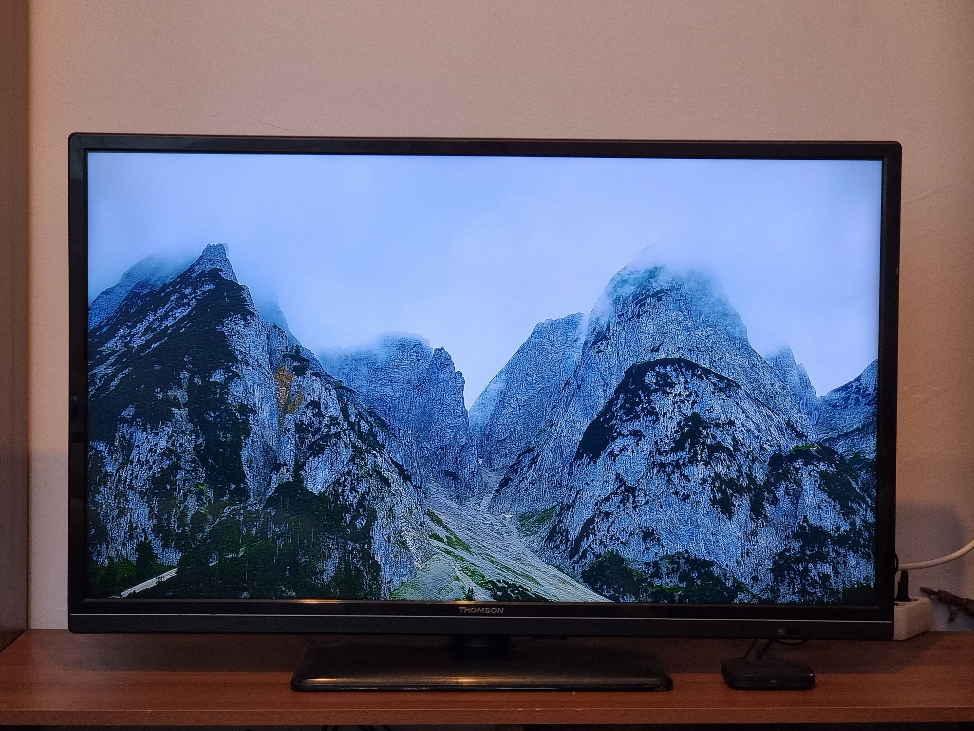 Телевизор / TOMSON - 40" - FULLHD , Цифрова + Ефирна + Слот за карта.