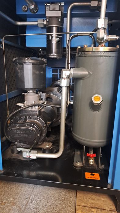 Vand compresor cu șurub. 15 kw rezervor și uscator! debit 3,2 m3  apro