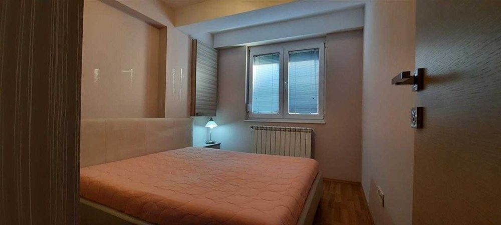 Дава се под наем Двустаен апартамент в Бургас, Изгрев - 60 кв.м за 204 € - Снимка #1