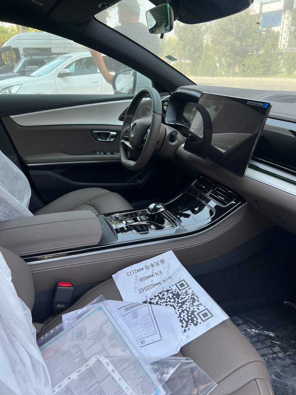 BYD Han 2025  Oq rang tayyor 701 km moshina Arzon narxda