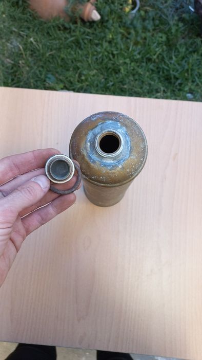 Стара бронзова манерка или нещо такова следи от патина