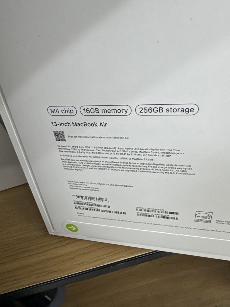 Macbook Air 13.6 16/256 m4