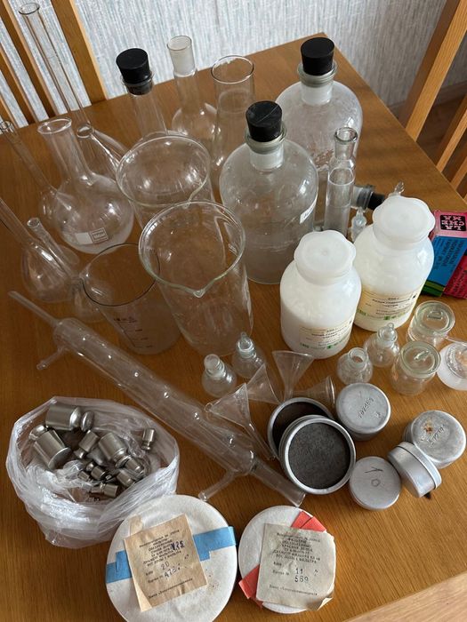 Лабораторная посуда фильтры грузики химические реактивы