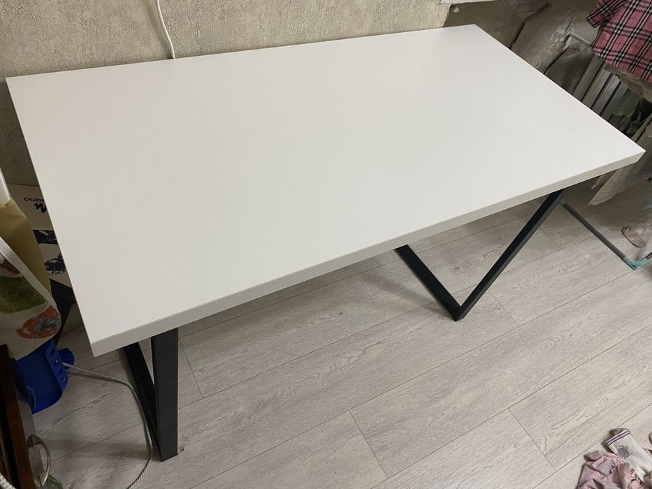 Продам красивый белый стол