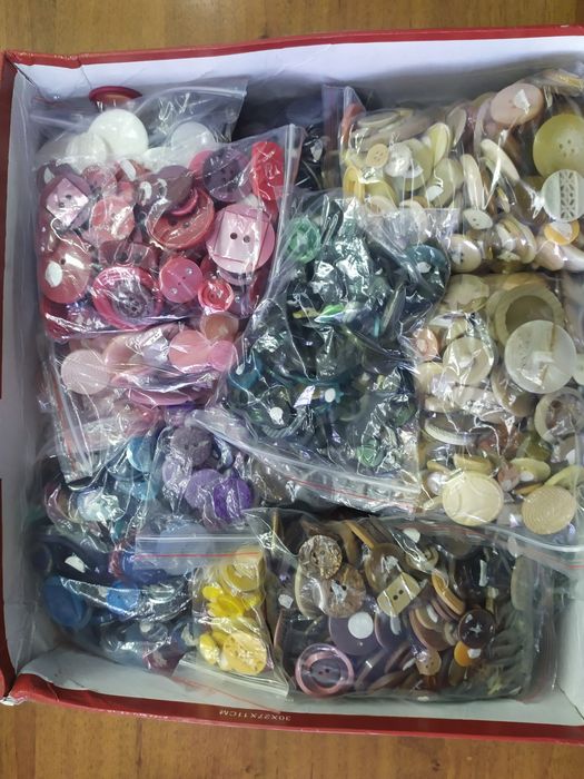 Пуговицы новые, разные