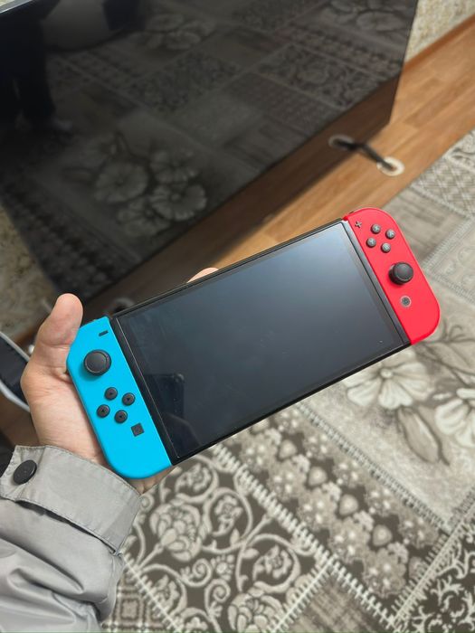 Продам Nintendo Switch с док-станцией и игрой Skyrim.