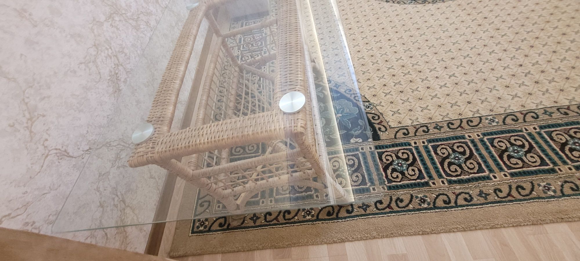Holi uchun stol stul singan oyoği bor