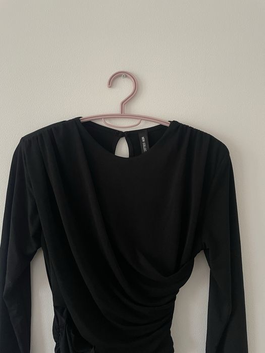 Черна рокля с набор и малък отвор на талията