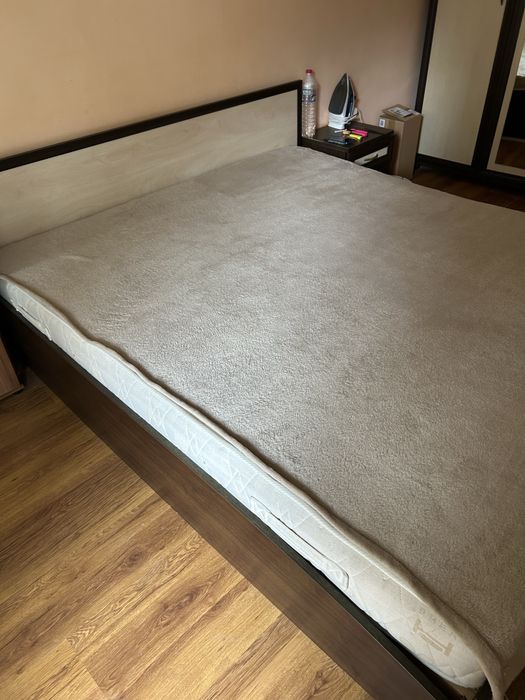 Спалня с гардероб и две нощни шкафчета.