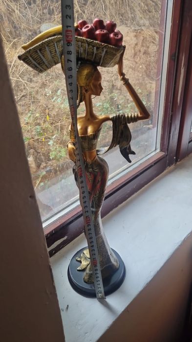 Продам красивую статуэтку