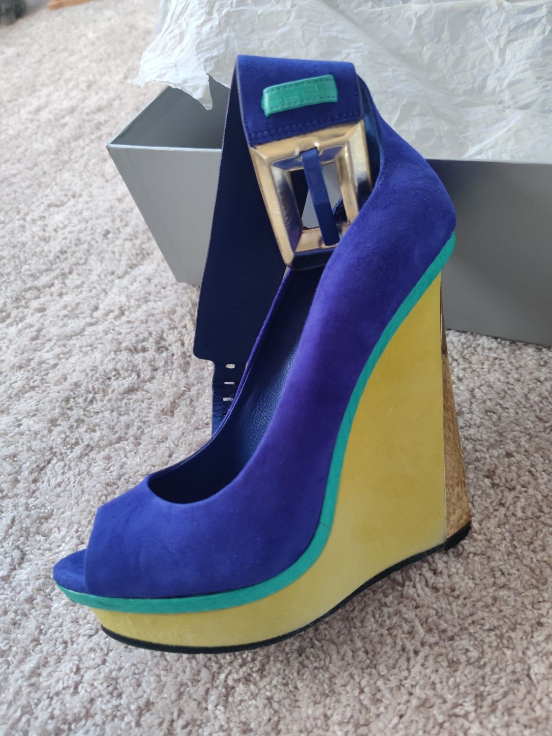 Сандали на платформа Brian Atwood