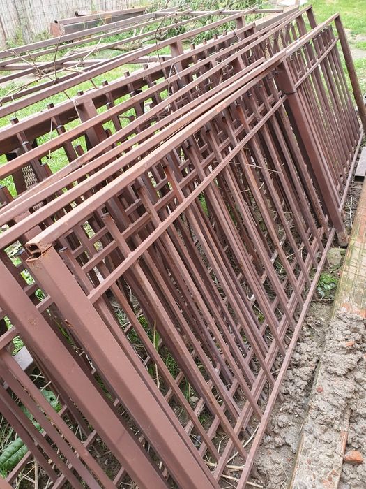 Vând gard metalic 3 m lungime/1 m lățime. 8 bucăți