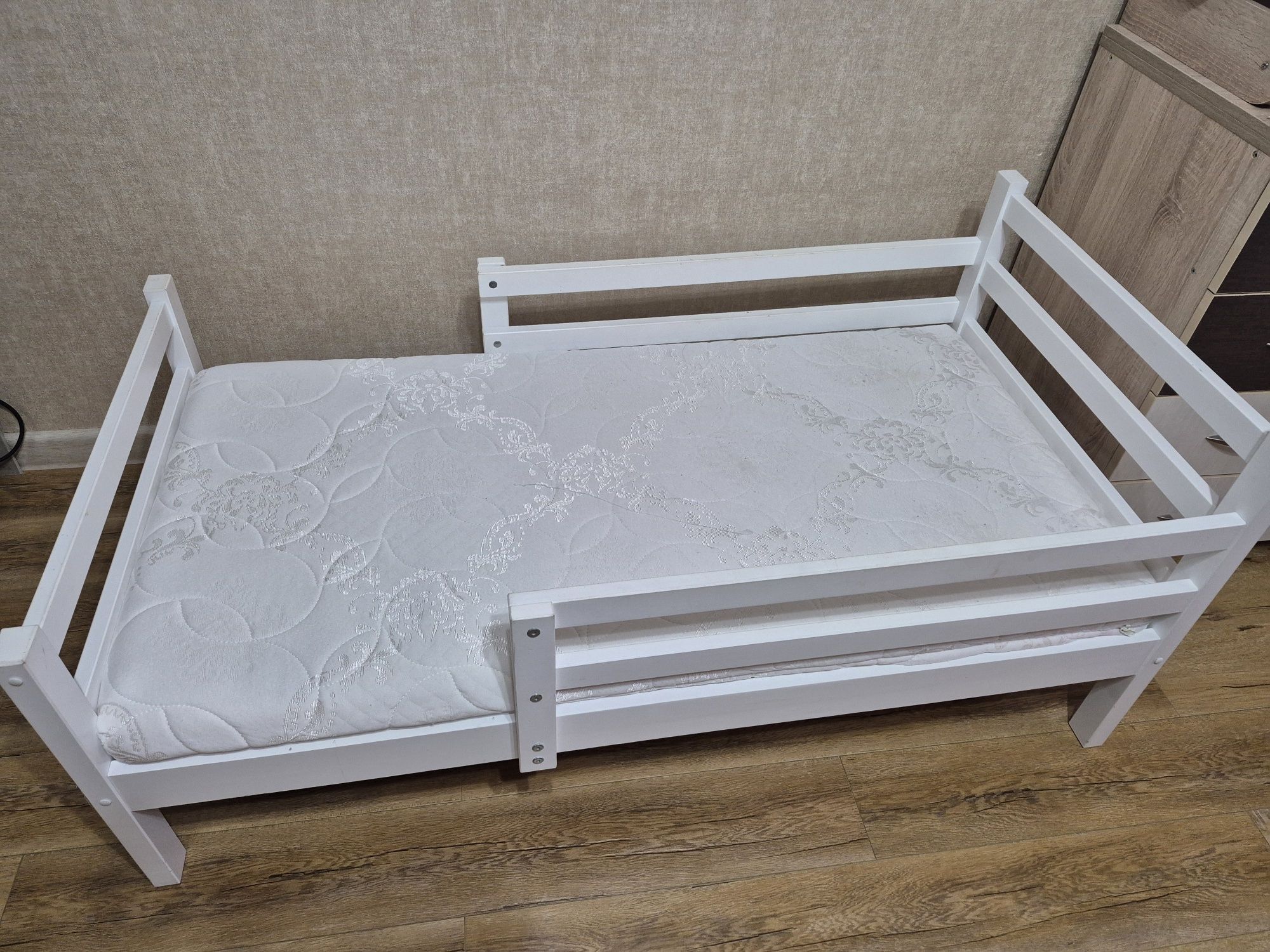 Продам детскую кровать 140*70