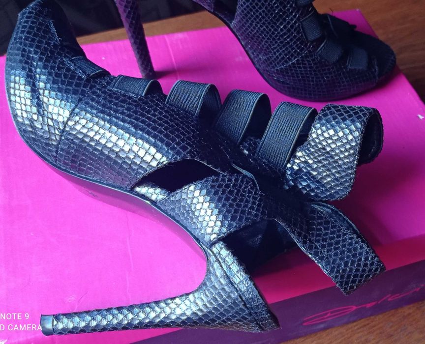 Vand sanda eleganta, Guess