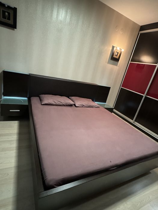 Спалня с нощтни шкафове и осветление