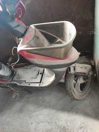 Scooter electric cu pedale