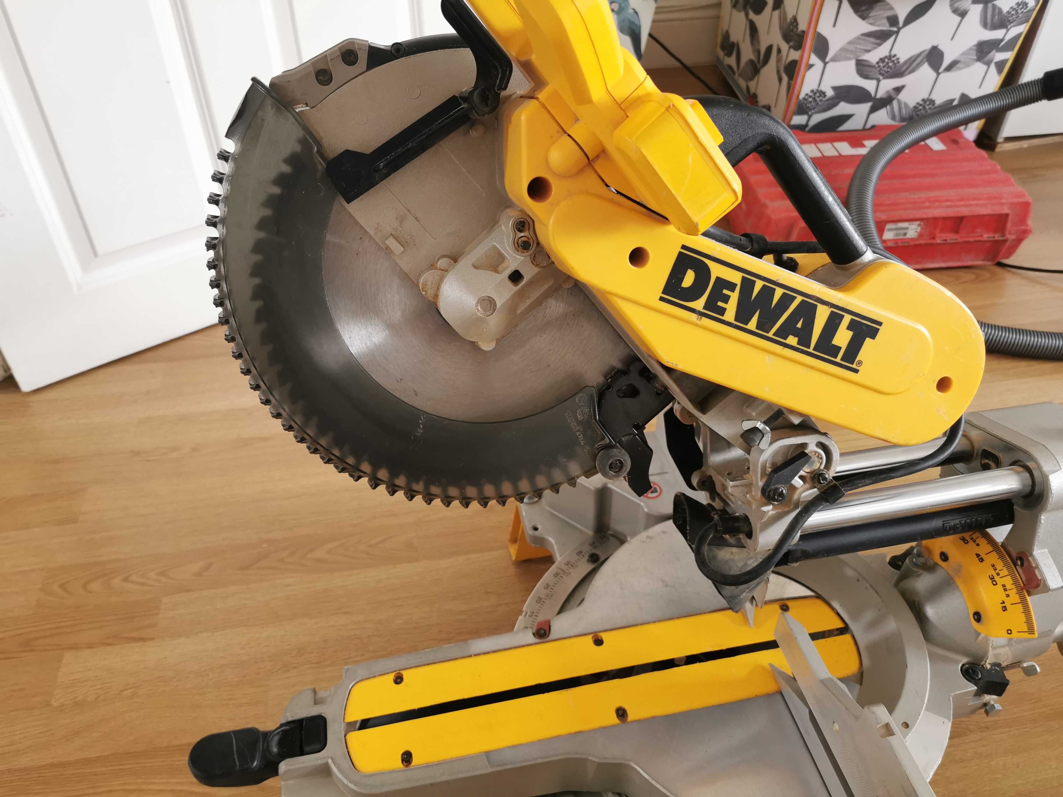 Потапящ Циркуляр DEWALT DWS780