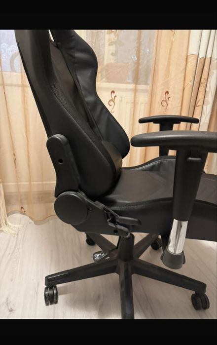 Scaun gaming cu leduri