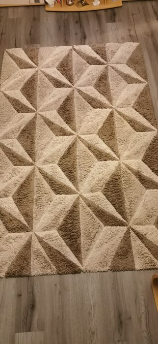 Vând covor culoare crem/maro.