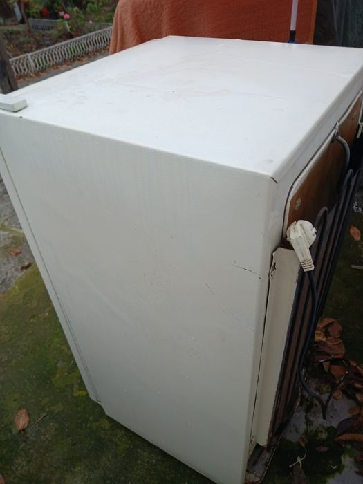 Frigider functionabil .