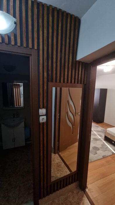 Închiriez garsonieră în bloc de apartamente