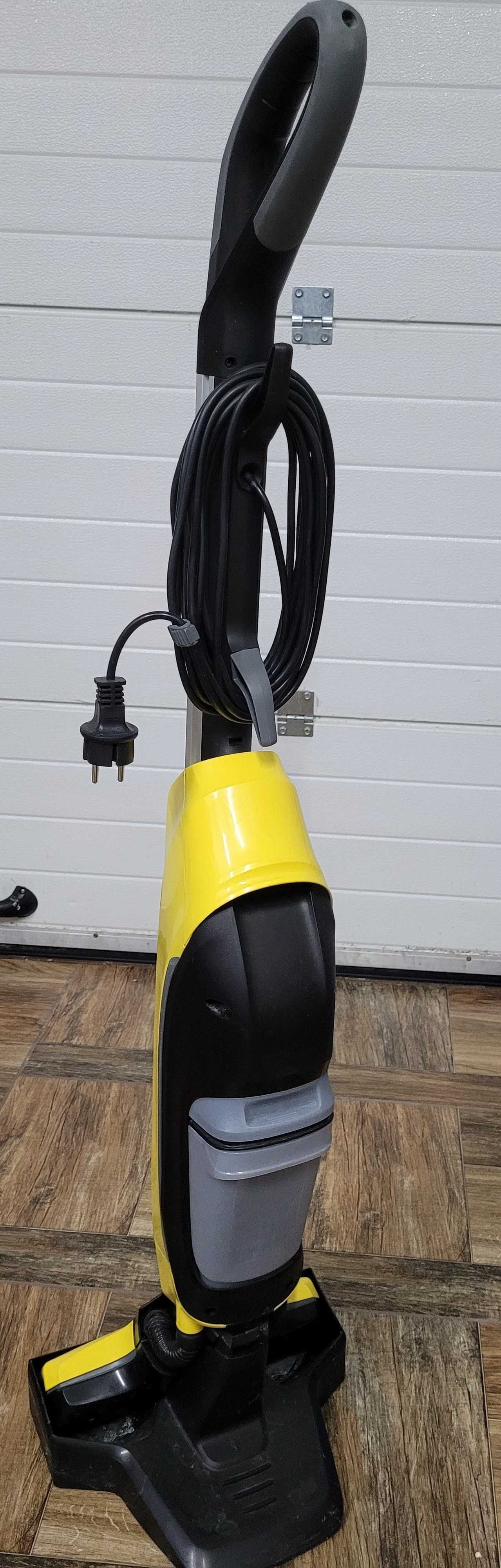 Aspirator cu spalare (role) pentru curatat pardoseli Karcher FC 5.