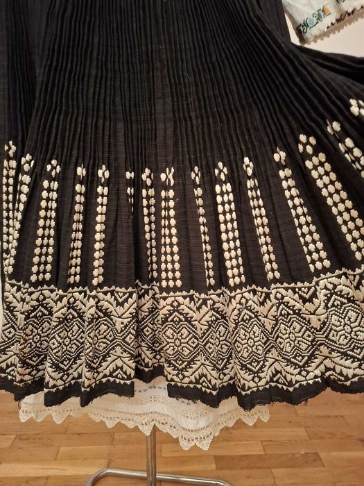 Costum popular autentic Oltenesc – fustă neagră cu alesături albe