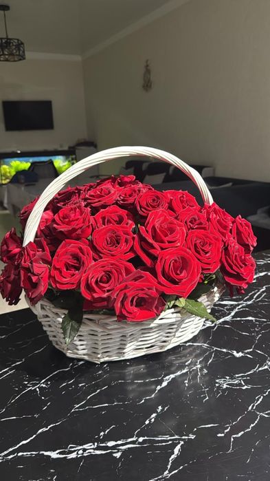 Букет роз 81шт в корзине