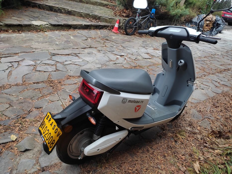 Vând scuter/moped full electric yadea C line
