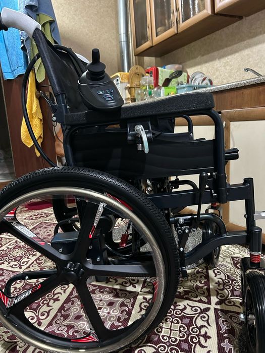 Многофункциональная коляска с жрстиком и аккумулятором новая скаробкой