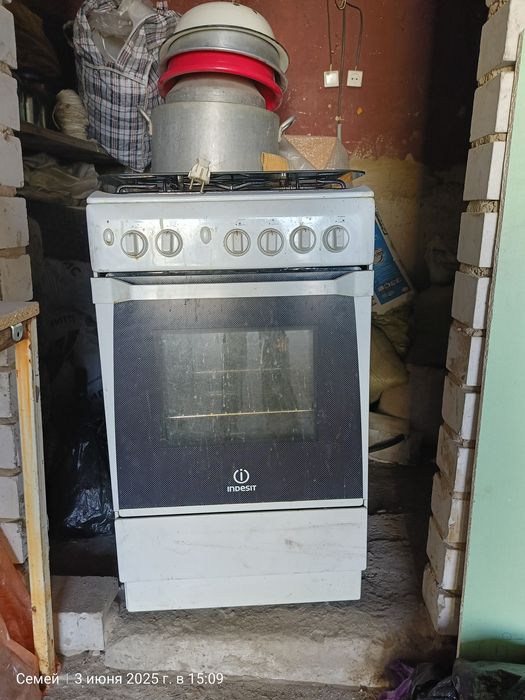 Продам газовую плиту INDESIT в хорошем рабочем состоянии