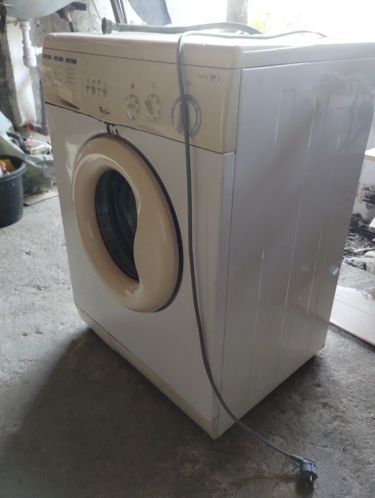 Продавам пералня Whirlpool