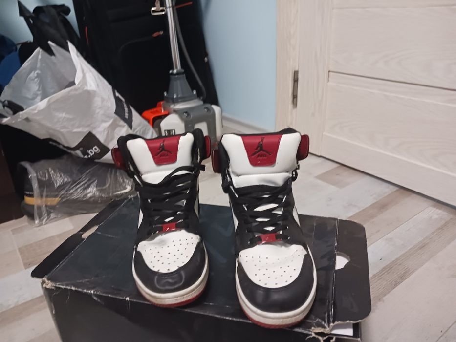 Продавам два чифта обувки nike!