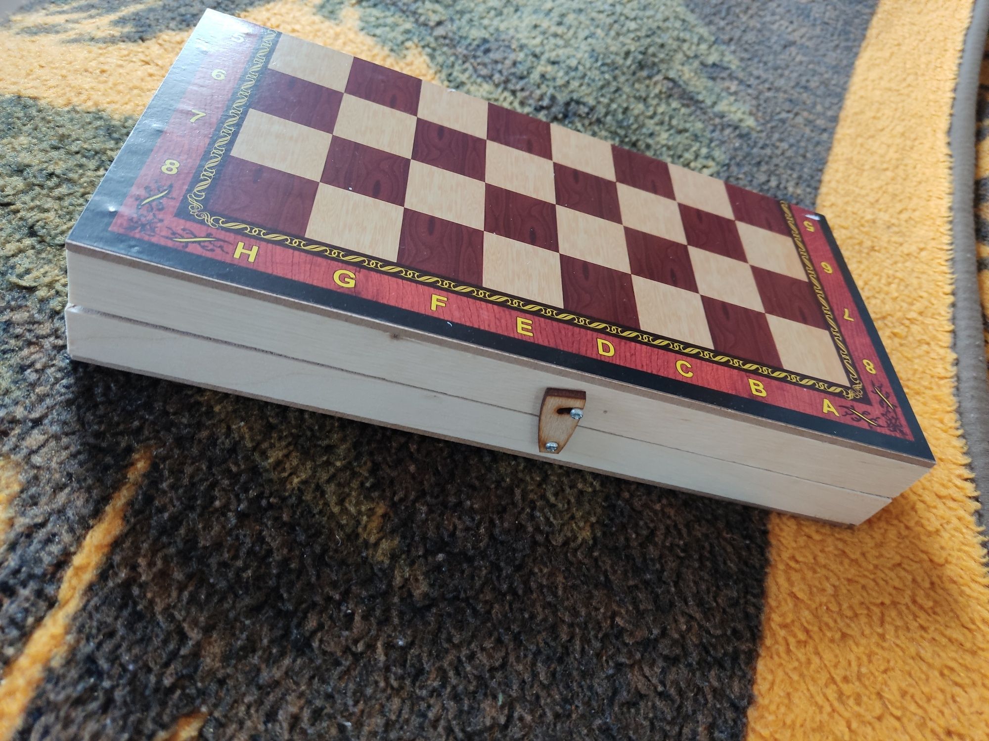 Шахматная деревянная игральная доска с шахматами и шашками
