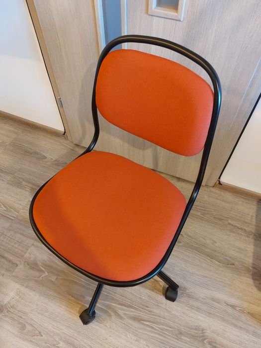 Scaun rotativ Ikea Vissle rosu